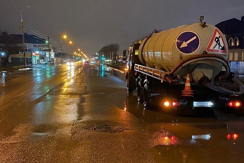 В Краснодаре после ливня затопило несколько улиц