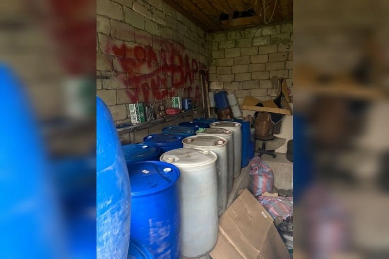 Вино, чача, коньяк: ФСБ и полиция нашли в доме жителя Кубани подпольный алкогольный цех