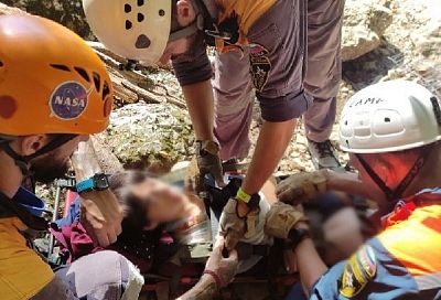В Сочи спасатели эвакуировали туристку с вывихом плеча с Агурских водопадов