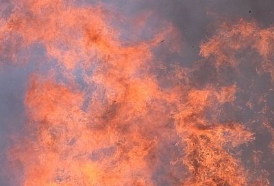 Мощный пожар вспыхнул в здании автосервиса в Сочи: пострадали три человека