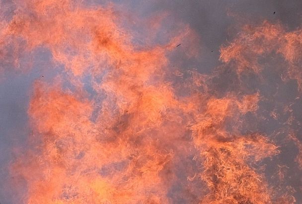 Мощный пожар вспыхнул в здании автосервиса в Сочи: пострадали три человека