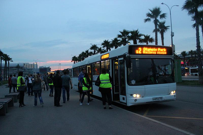 Расписания автобусов вывешены на всех остановках курорта.
