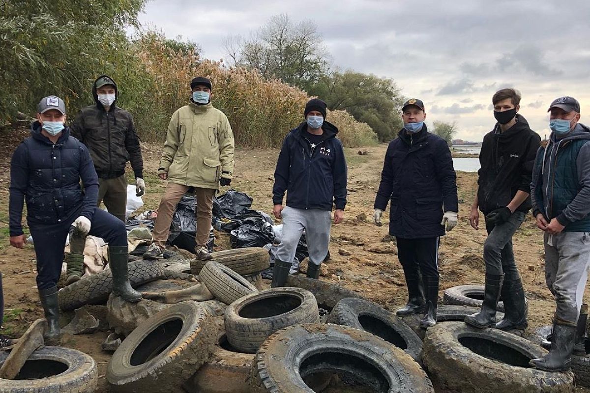 В Краснодаре экоактивисты очистили берег Кубани от трех тонн мусора