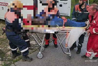Сочинские спасатели помогли съехавшему в глубокий овраг мопедисту из Бурятии