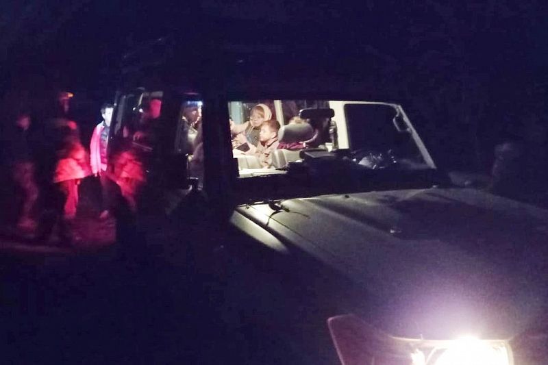 Спасатели вывели из леса заблудившуюся группу туристов с детьми