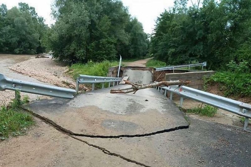 Мост обрушился из-за сильных дождей в Мостовском районе