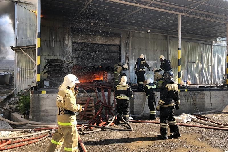 В Новороссийске потушили пожар на складе на площади 1000 «квадратов»