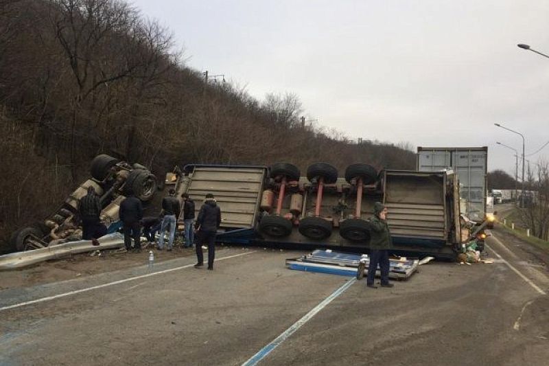Под Новороссийском водитель иномарки устроил ДТП с двумя грузовиками