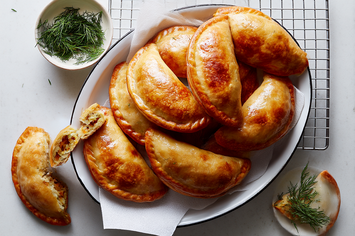 Жареные пирожки с капустой и зеленью