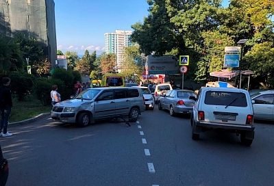 Водитель «Тойоты» сбила мужчину на электросамокате в Сочи