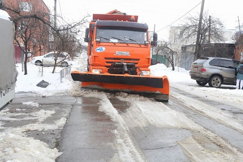 Мэрия Краснодара рассказала, как дороги города чистят от снега