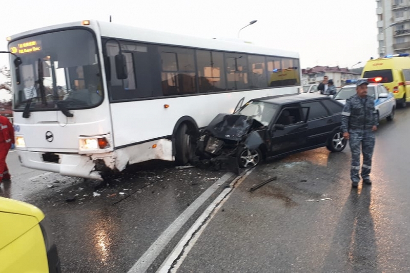 В Сочи в ДТП с пассажирским автобусом пострадали три человека