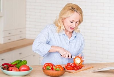 Огуречно-овощной салат на зиму из прошлой жизни, по рецепту кулинара и диетолога Поскребышевой, готовится с минимальным количеством масла, а хранится  в комнатных условиях