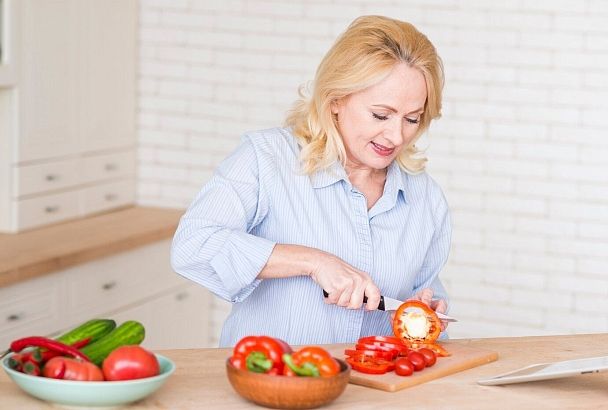 Огуречно-овощной салат на зиму из прошлой жизни, по рецепту кулинара и диетолога Поскребышевой, готовится с минимальным количеством масла, а хранится  в комнатных условиях