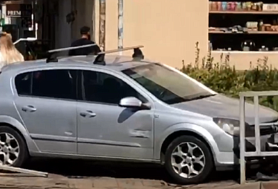 «Опель» выбросило на тротуар после столкновения с «Порше» в центре Краснодара