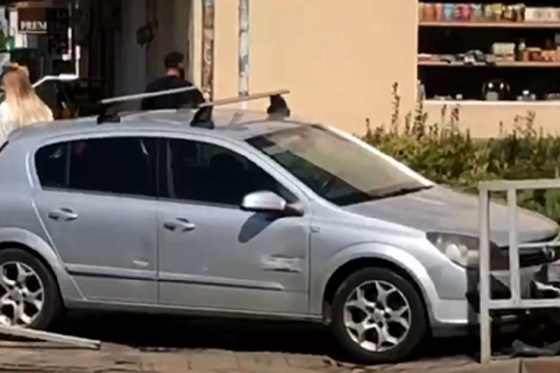 «Опель» выбросило на тротуар после столкновения с «Порше» в центре Краснодара