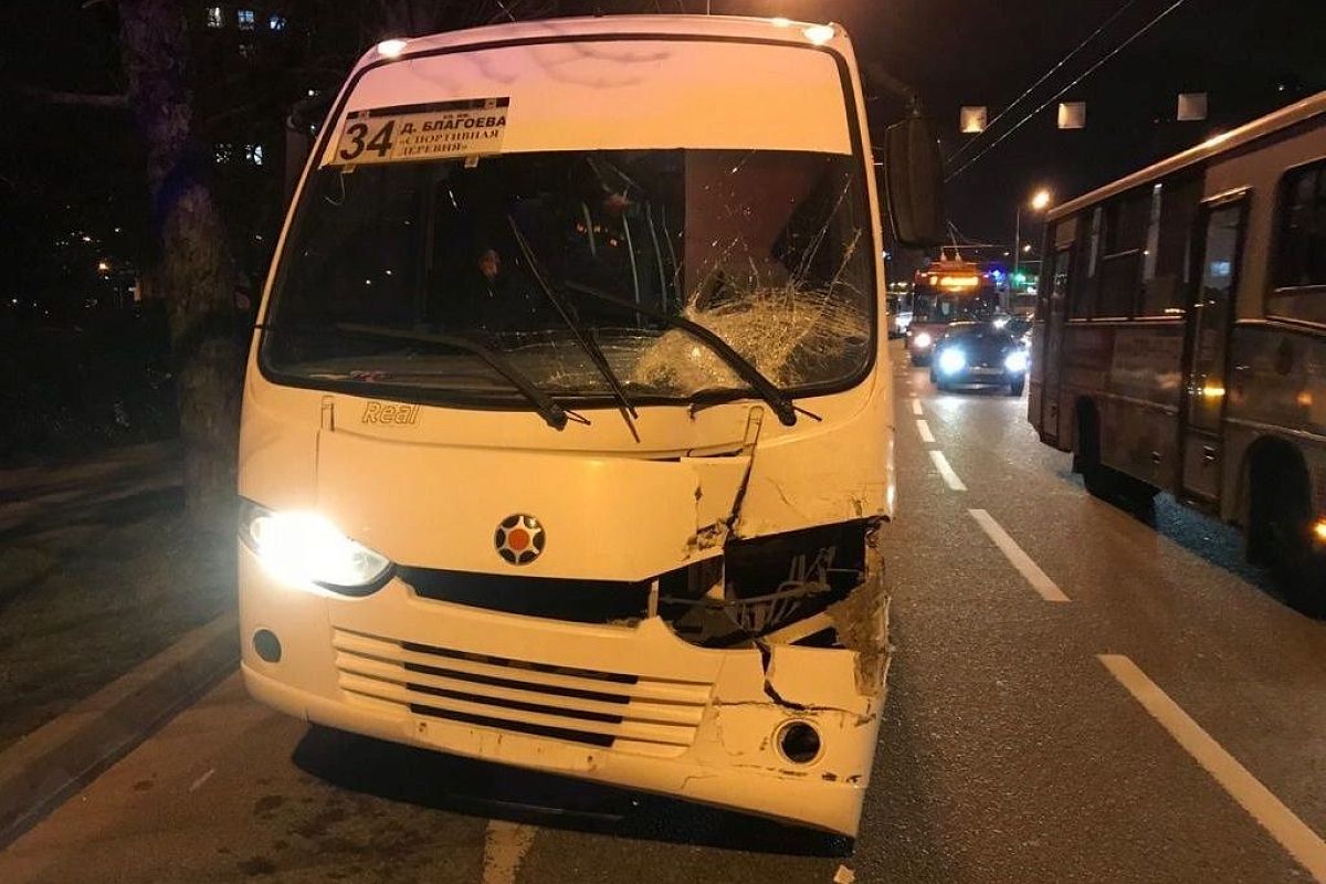 В Краснодаре произошло ДТП с участием маршрутки и двух автомобилей. Трое пострадали