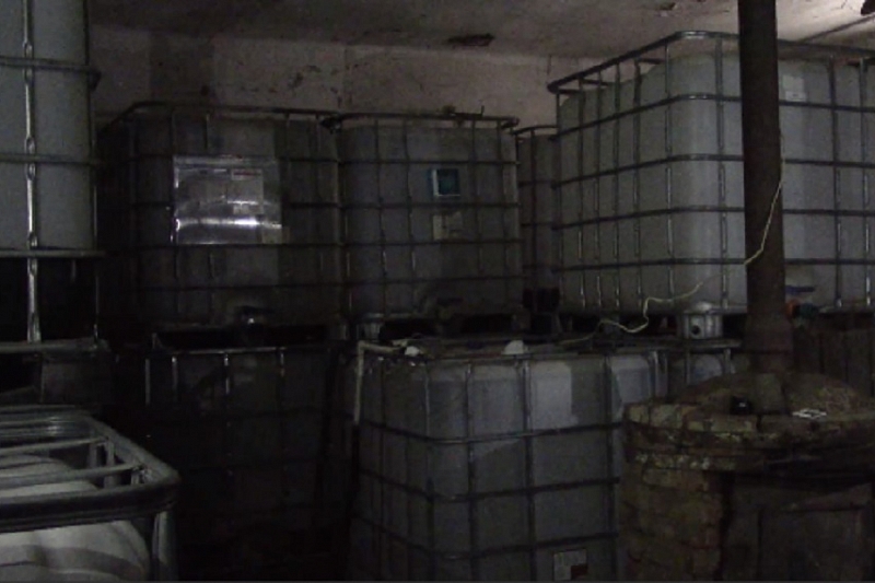 На Кубани полицейские закрыли подпольный цех по производству алкоголя