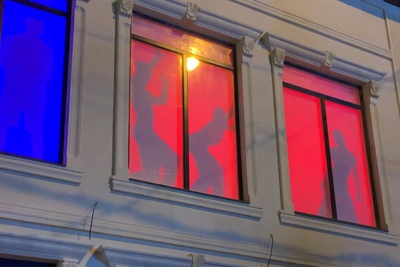 Битвы силуэтов: танцовщики устроили баттл прямо на здании в Краснодаре