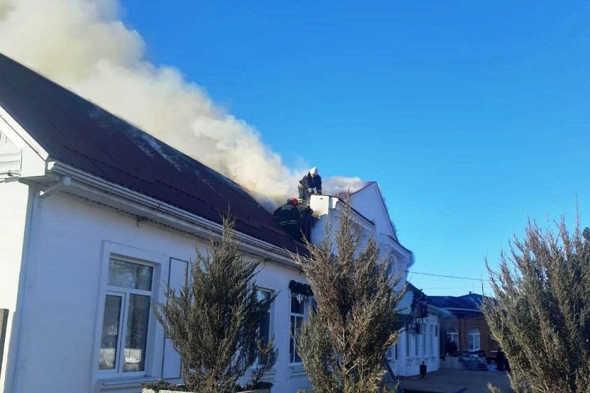 Крупный пожар потушили в Доме культуры под Краснодаром