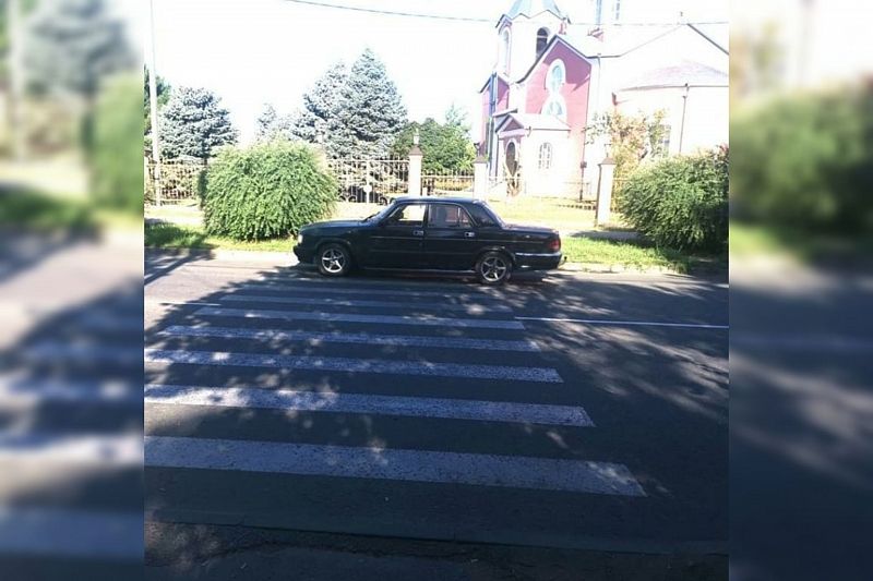 В Краснодарском крае пенсионер на «Волге» сбил женщину на пешеходном переходе. Она госпитализирована