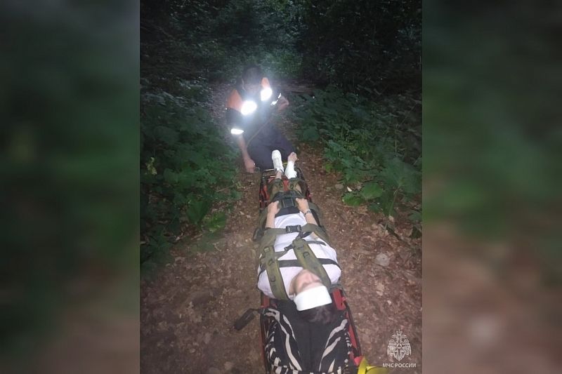 В Сочи спасатели на носилках вынесли из леса туристку с травмой ноги