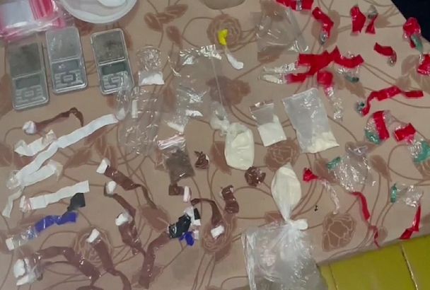 В Новороссийске полиция задержала закладчицу с кокаином и мефедроном