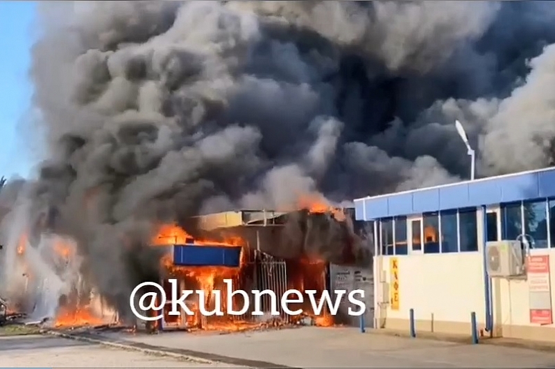 В Сочи тушат крупный пожар на рынке