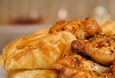 Завернул куриные бёдрышки в слоёное тесто — и в духовку: сочные, ароматные "пирожки" без лепки