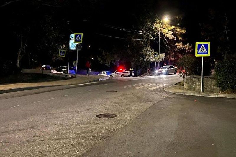 В Сочи водитель автомобиля сбил 15-летнюю девочку и скрылся