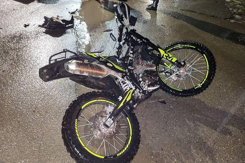 На Кубани 18-летний мотоциклист без прав врезался в иномарку на перекрестке. Он погиб
