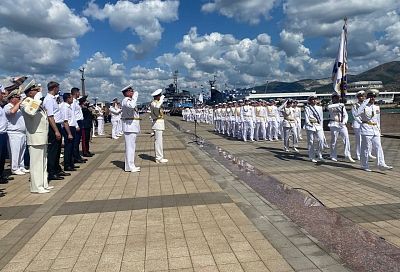 Парад кораблей, морской бой, дефиле военного оркестра, фейерверк: как в Новороссийске отмечают День ВМФ