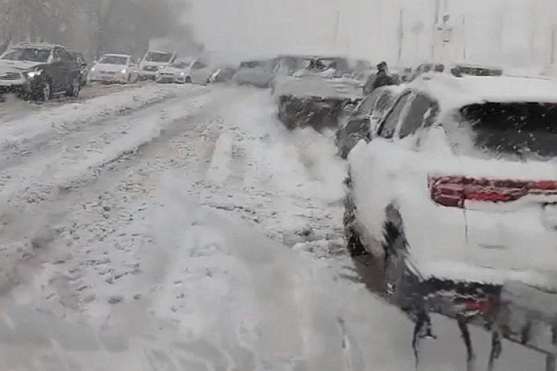 Гигантская пробка образовалась из-за снегопада на трассе «Дон» в Ростовской области 
