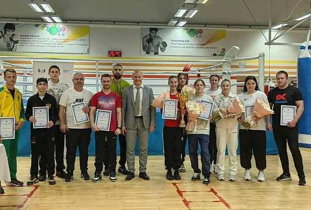 Победителей и призеров первенства России по боксу среди юношей и девушек чествовали в Краснодаре