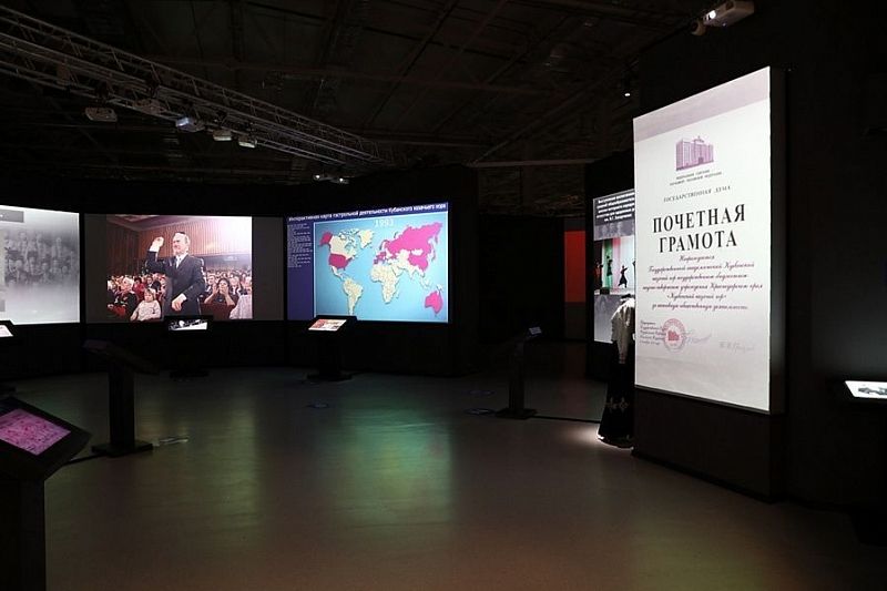 Губернатор Краснодарского края Вениамин Кондратьев посетил мультимедийную выставку к 210-летию Кубанского казачьего хора