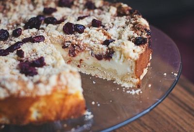 Смешиваю печенье с маслом, перетираю ягоды и через полчаса нереально вкусный ягодный торт готов. Сына не оттащить и за уши от него