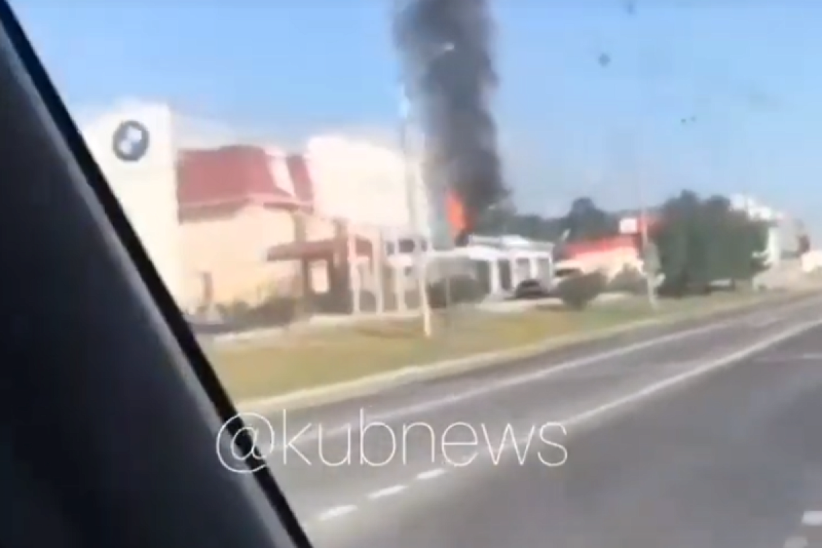 В Новороссийске загорелся бензовоз