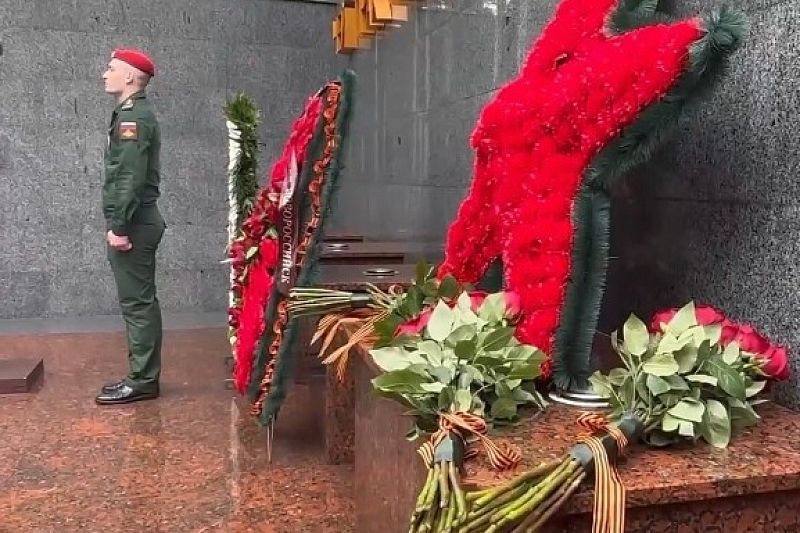Вениамин Кондратьев и Владимир Устинов возложили цветы к Вечному огню в Новороссийске