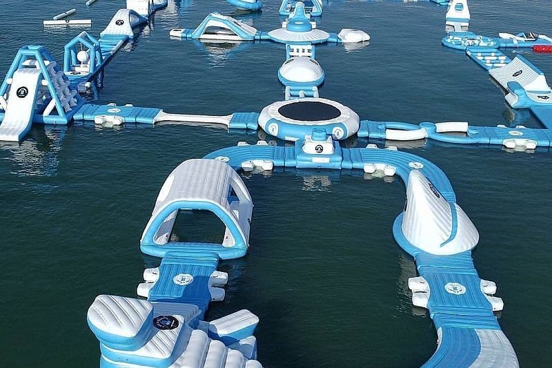 Надувной аквапарк открылся в море в Новороссийске