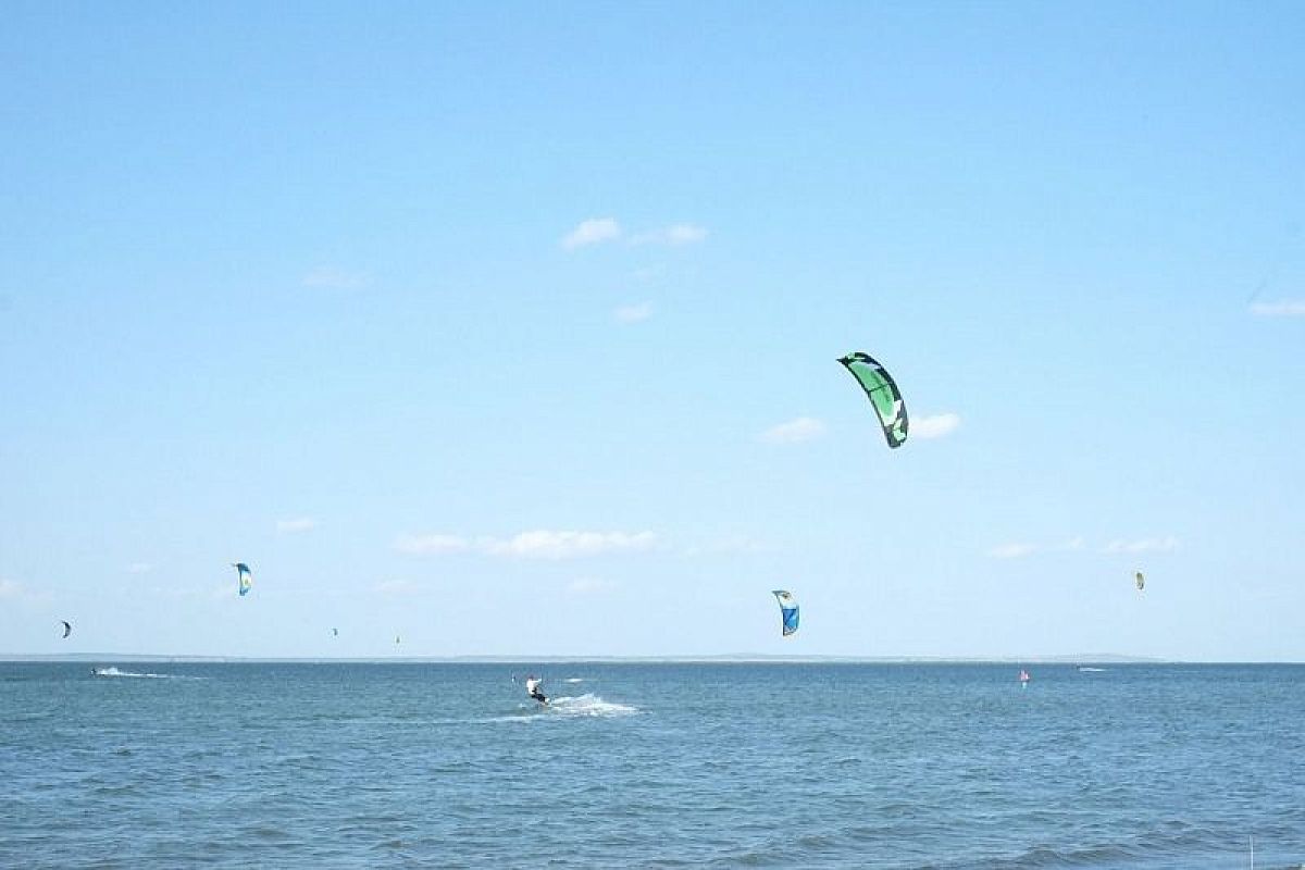 В Анапе спасли семью, унесенную на катамаране в открытое море