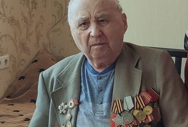 Вениамин Кондратьев поздравил с вековым юбилеем ветерана Великой Отечественной войны Юрия Косицына