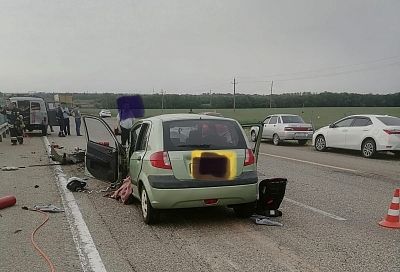 На Кубани Hyundai врезался в автомобиль спасателей. Двое детей пострадали, их мать погибла