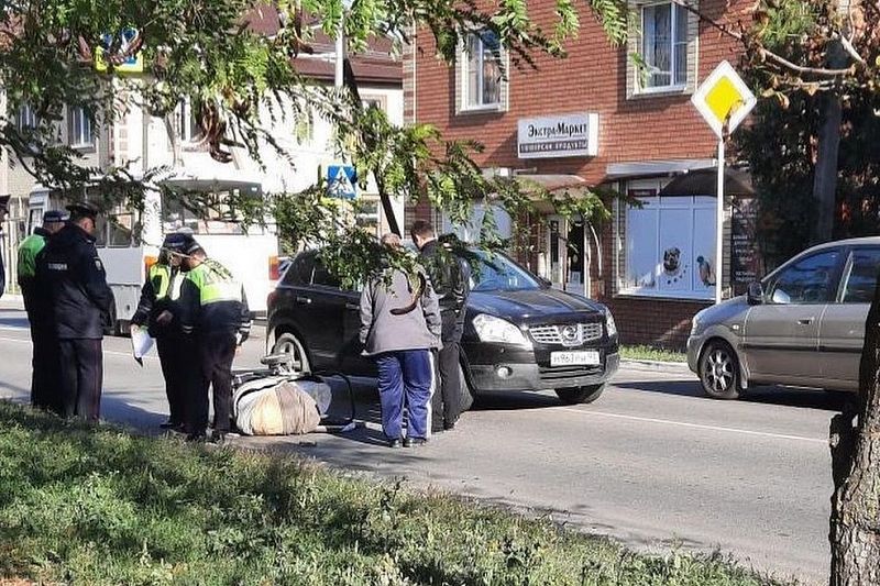 Водитель на иномарке сбил на пешеходном переходе маму с коляской. Младенец в тяжелом состоянии