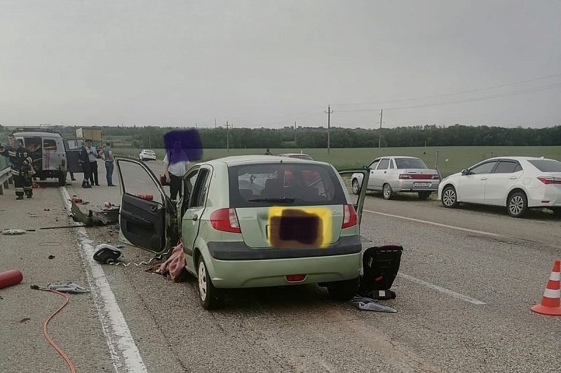 На Кубани Hyundai врезался в автомобиль спасателей. Двое детей пострадали, их мать погибла
