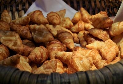 Пеку целую гору круассанов с творогом, но на утро все равно ничего не остается. Но и не страшно, ведь готовятся - проще простого, да еще и из покупного слоеного теста!