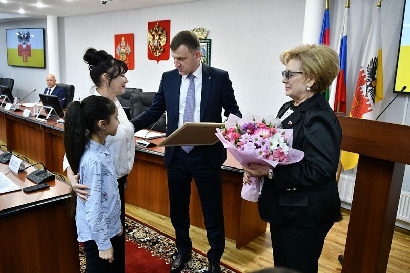 Подала пример: мэр Краснодара вручил подарок школьнице за уборку мусора