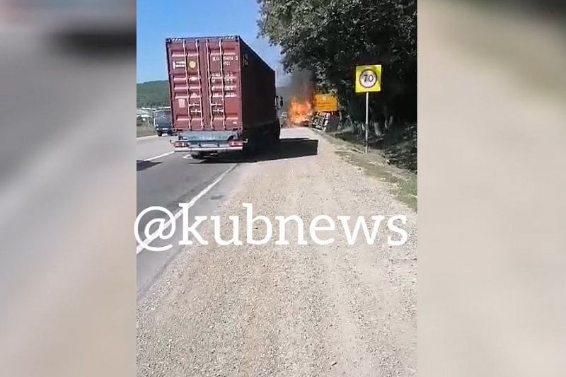 В Краснодарском крае в жестком ДТП с эвакуатором и грузовиком пострадали три человека