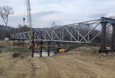 Возведение временного пешеходного моста через реку Шапсухо завершают в Лермонтово Туапсинского округа