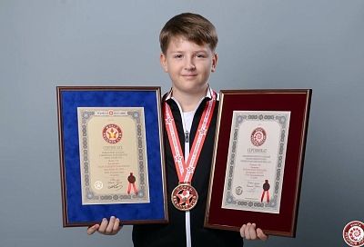 Мировой рекорд по чеканке теннисного мяча босыми ногами превзошел школьник из Сочи