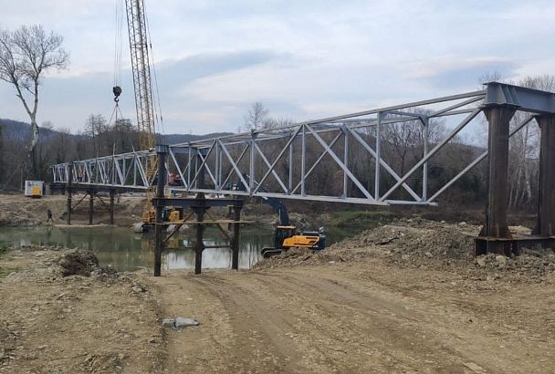 Возведение временного пешеходного моста через реку Шапсухо завершают в Лермонтово Туапсинского округа